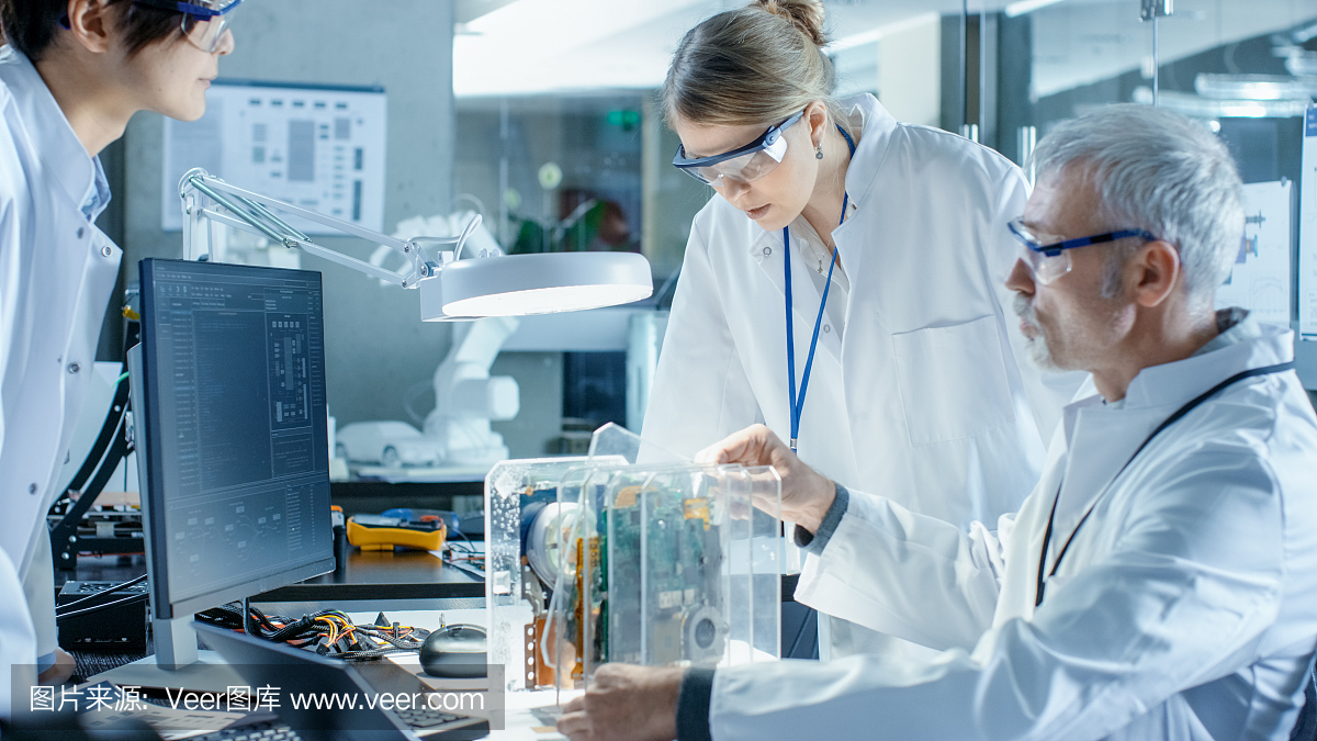 科學家團隊選擇印刷電路板與工作。在背景技術先進的科研中心。